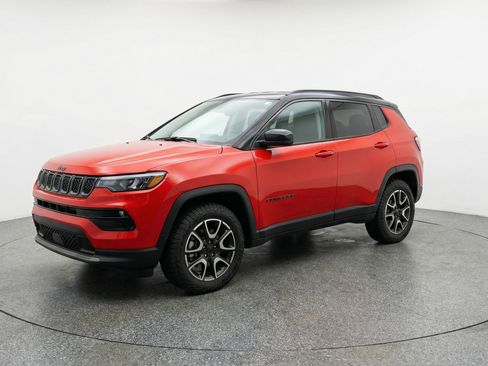 Used 2025 Jeep Compass Trailhawk AWD/4WD image 3