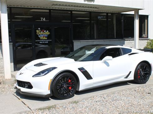 Used 2015 Chevrolet Corvette Z06 w/ 3LZ Preferred Equipment Group RWD image 2