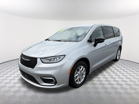Used 2024 Chrysler Pacifica Touring-L image 3