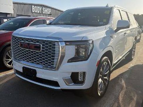 Used 2021 GMC Yukon XL Denali w/ Denali Premium Package AWD/4WD image 4