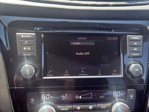 Used 2018 Nissan Rogue SV AWD/4WD image 18
