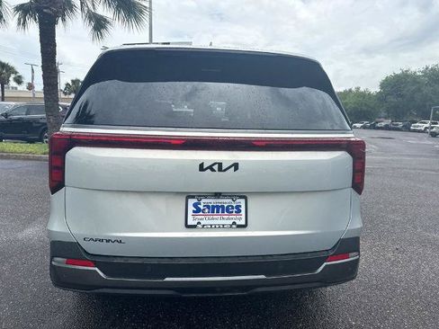 Used 2025 Kia Carnival SX FWD image 4