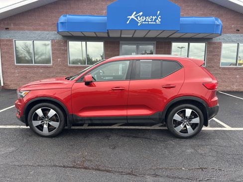 Used 2019 Volvo XC40 T5 Momentum image 3