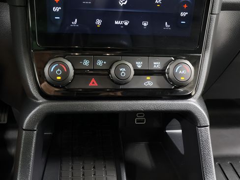 Used 2025 Ford Ranger XLT w/ Equipment Group 301A High AWD/4WD image 10