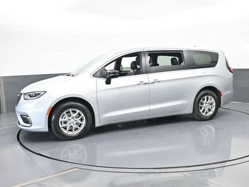 New 2026 Chrysler Pacifica Select image 2