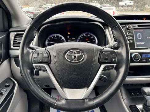 Used 2018 Toyota Highlander XLE image 19