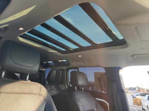 Used 2020 Land Rover Defender 110 HSE image 32