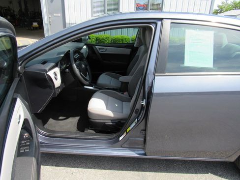 Used 2017 Toyota Corolla LE w/ Carpet Mat Package (TMS) FWD image 16