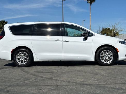 Used 2024 Chrysler Pacifica Touring-L FWD image 10
