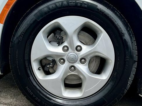Used 2017 Chrysler Pacifica LX w/ Tire & Wheel Group FWD image 29