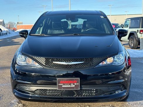 Used 2025 Chrysler Voyager LX image 3