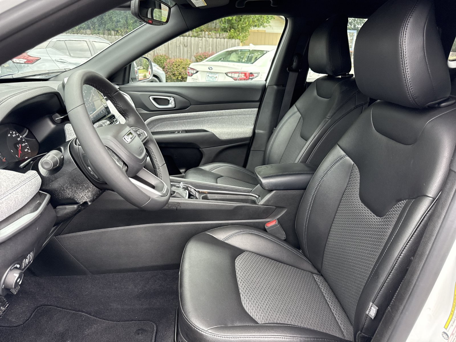 Used 2025 Jeep Compass Latitude AWD/4WD image 9