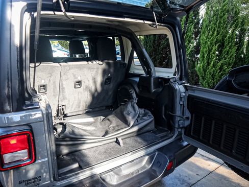 Used 2022 Jeep Wrangler Unlimited Sahara image 31