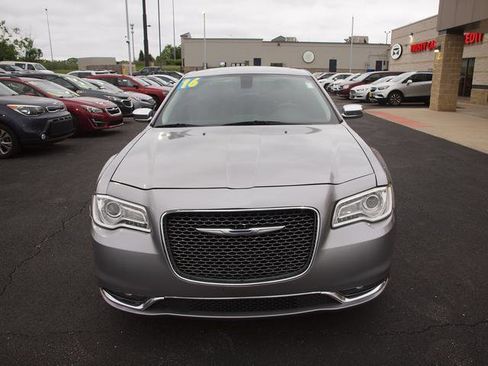 Used 2016 Chrysler 300 C RWD image 4