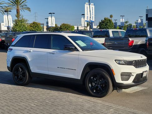 Used 2025 Jeep Grand Cherokee Altitude AWD/4WD image 25