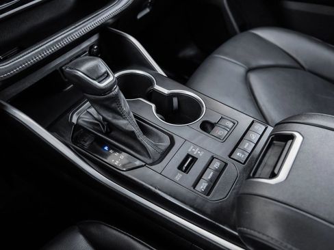 Used 2021 Toyota Highlander XLE image 36