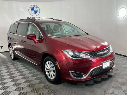 Used 2017 Chrysler Pacifica Touring-L image 1
