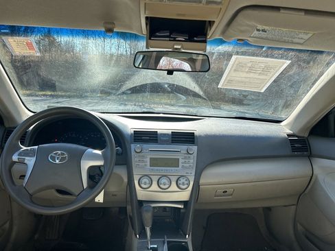 Used 2010 Toyota Camry LE image 6