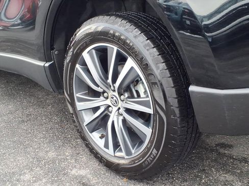 Used 2022 Toyota Venza LE image 11