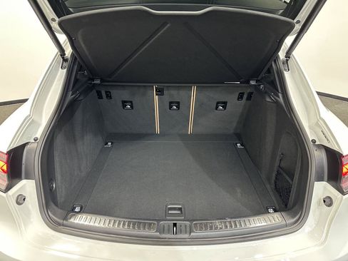Certified 2025 Porsche Macan AWD/4WD image 37