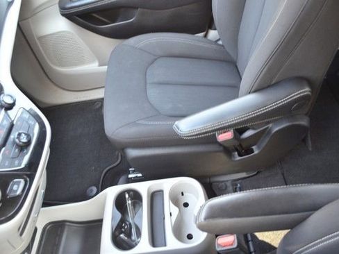 Used 2023 Chrysler Voyager LX image 25