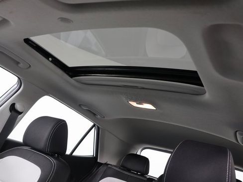 Used 2023 Hyundai Venue SEL image 16