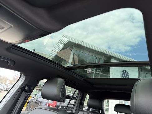 Certified 2024 Volkswagen Tiguan SE R-Line image 6