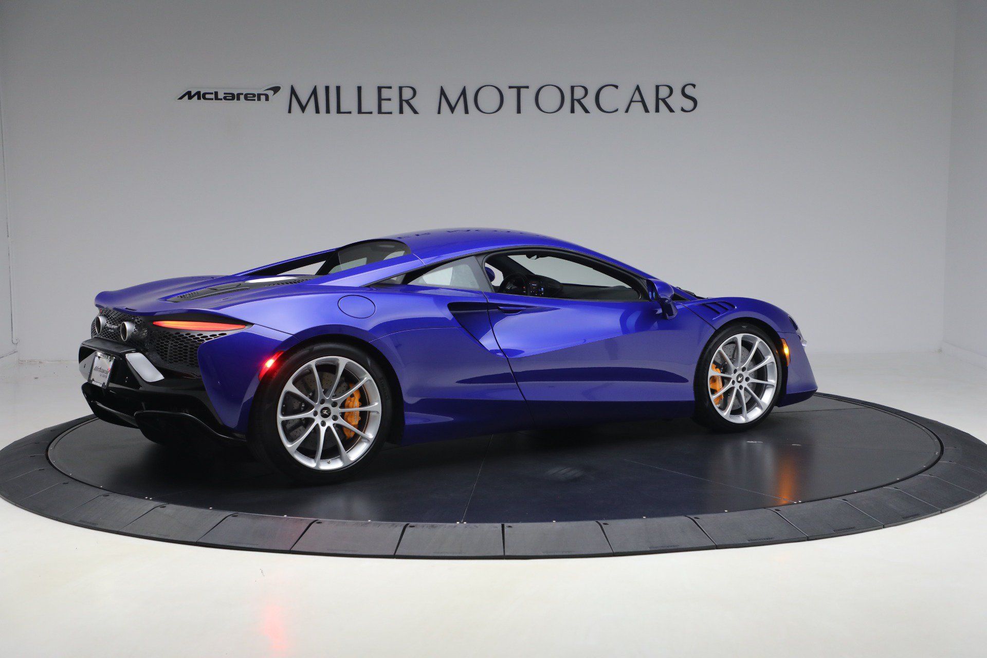 Used 2024 McLaren Artura RWD image 8