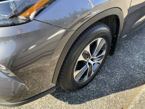 Certified 2024 Toyota Highlander XLE AWD/4WD image 8