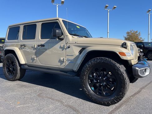 Used 2022 Jeep Wrangler Unlimited Sahara image 46