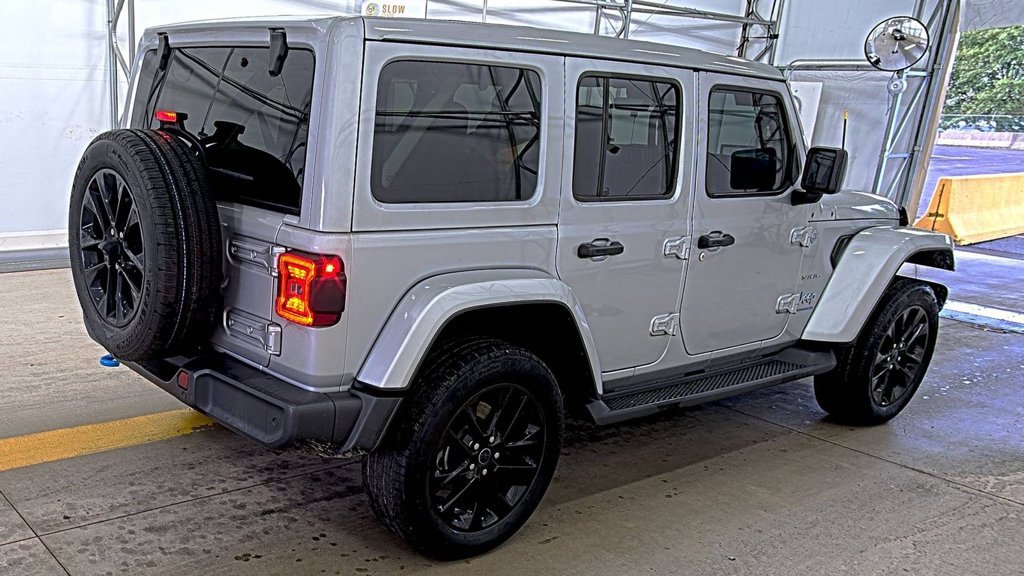 Used 2024 Jeep Wrangler Unlimited Sahara w/ Technology Group AWD/4WD image 2