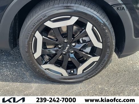 Certified 2024 Kia Telluride EX w/ EX Captain's Chair Package FWD image 7