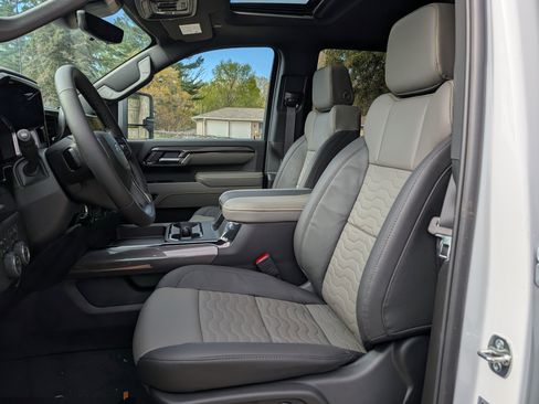 New 2026 Chevrolet Silverado 2500 ZR2 w/ LPO, Dark Essentials Package AWD/4WD image 8