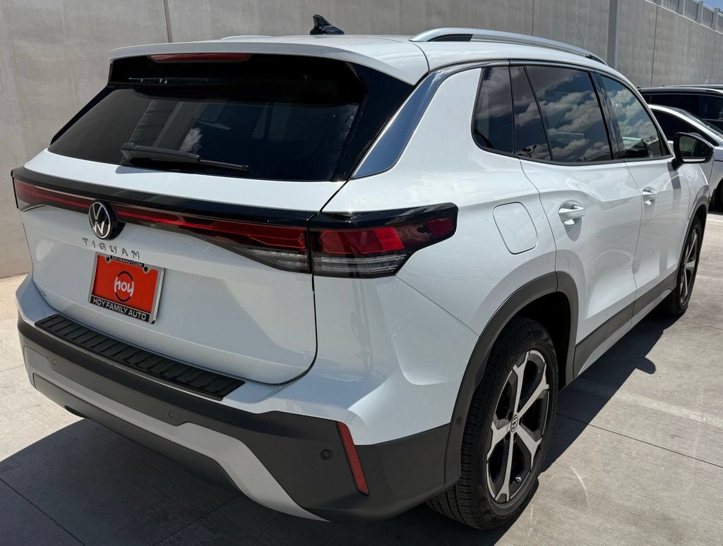 Certified 2025 Volkswagen Tiguan SE FWD image 8