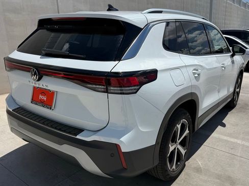 Certified 2025 Volkswagen Tiguan SE FWD image 8