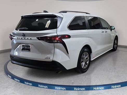 Used 2024 Toyota Sienna XLE FWD image 6