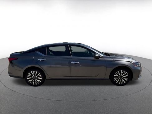 Used 2025 Nissan Altima 2.5 SV FWD image 16