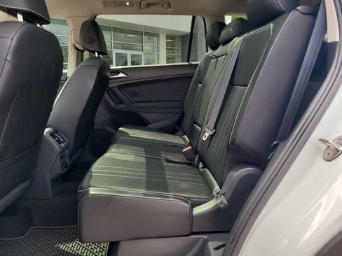 Used 2023 Volkswagen Tiguan SE w/ Panoramic Sunroof Package FWD image 9