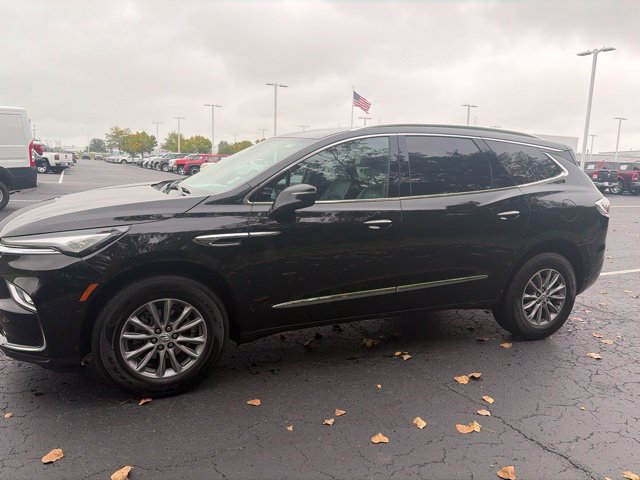 Used 2024 Buick Enclave Essence AWD/4WD image 2