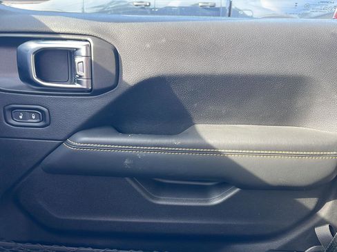 Used 2025 Jeep Wrangler Sahara image 21