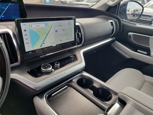 Used 2025 Ford Expedition Platinum image 23