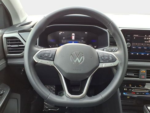 Certified 2025 Volkswagen Taos SE image 9