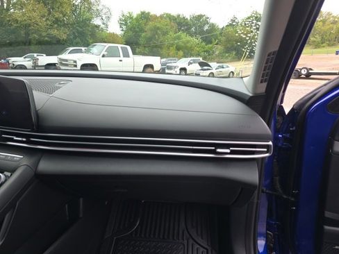 Used 2024 Hyundai Elantra Limited image 39
