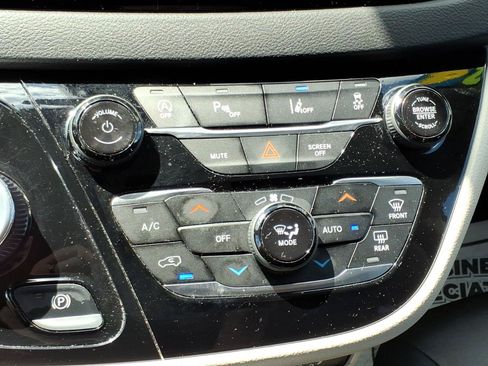 Used 2024 Chrysler Pacifica Touring-L FWD image 25
