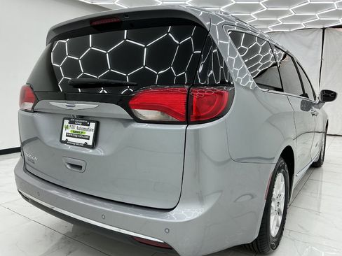 Used 2020 Chrysler Pacifica Touring-L FWD image 8