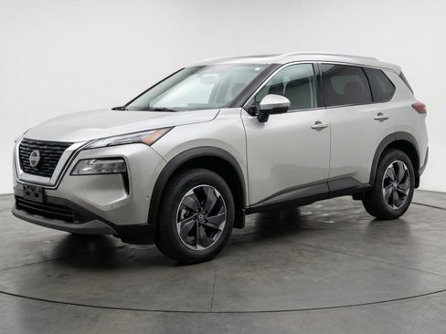 Used 2025 Nissan Rogue SV image 3