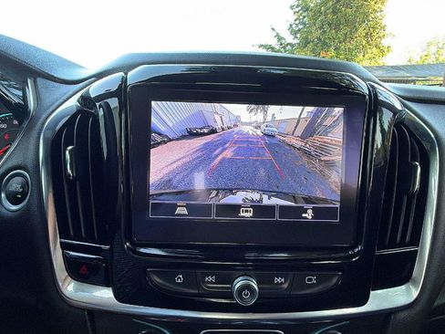 Used 2023 Chevrolet Traverse LT FWD image 33
