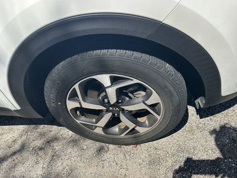 Certified 2022 Kia Sportage LX image 3