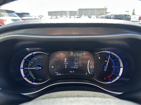 Used 2024 Chrysler Pacifica Limited FWD image 15