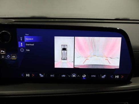 Used 2024 Chevrolet Traverse LT image 30